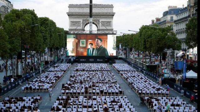 Το ομορφότερο θερινό σινεμά στον κόσμο στήθηκε στη Σανς Ελιζέ στο Παρίσι - Απίθανες εικόνες