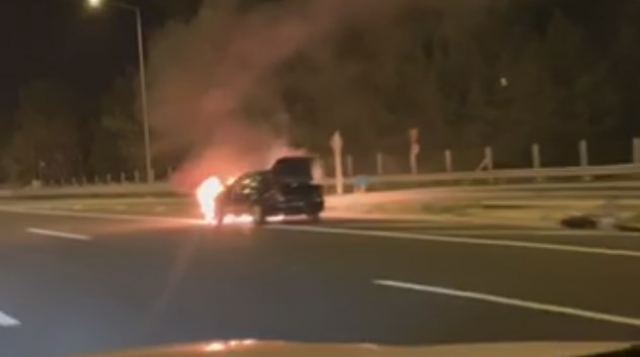 Αυτοκίνητο τυλιγμένο στις φλόγες - ΒΙΝΤΕΟ