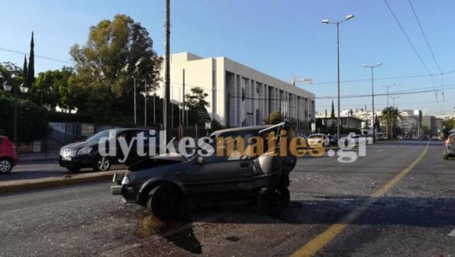 Καραμπόλα στη Βασιλίσσης Σοφίας στην Αθήνας – Λαμαρίνες έγιναν τρία αυτοκίνητα και μια μηχανή! Τρεις τραυματίες