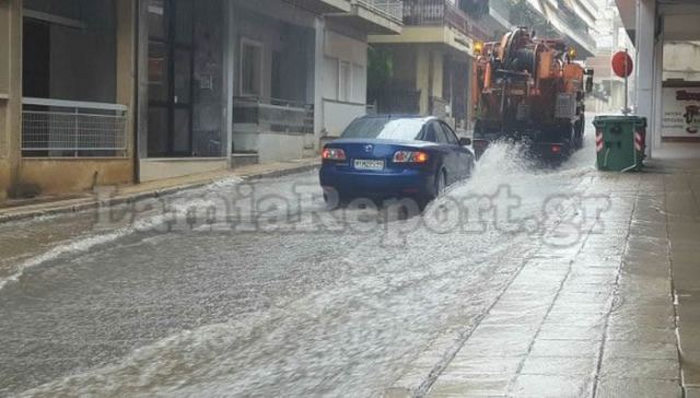 Λαμία: Ποτάμια οι δρόμοι στο κέντρο της πόλης από τη δυνατή νεροποντή - ΒΙΝΤΕΟ!