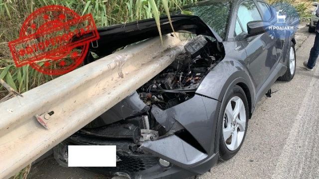 Τρομακτικό τροχαίο στη Ρόδο: Κιγκλίδωμα διαπέρασε αυτοκίνητο - Από θαύμα σώθηκε η οδηγός - ΦΩΤΟ