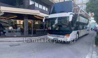 «Κόλλησε» λεωφορείο στο κέντρο της Λαμίας (ΦΩΤΟ)