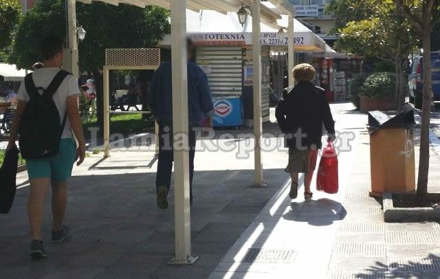 Λαμία: Της άρπαξαν την τσάντα μέσα στην πλατεία Πάρκου