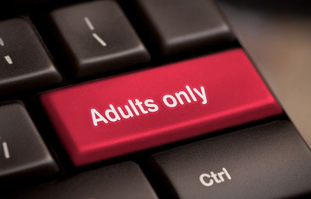 Βρετανία: Η πρώτη χώρα που θα ελέγχει την ηλικία όσων βλέπουν στο διαδίκτυο πορνό