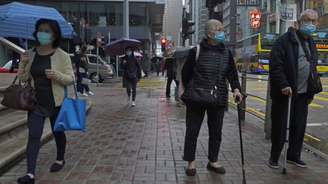 Κάτοικοι του Χονγκ Κονγκ εναντιώνονται στα σχέδια της κυβέρνησης να χρησιμοποιήσει κτήρια ως κέντρα καραντίνας για τον κορωνοϊό