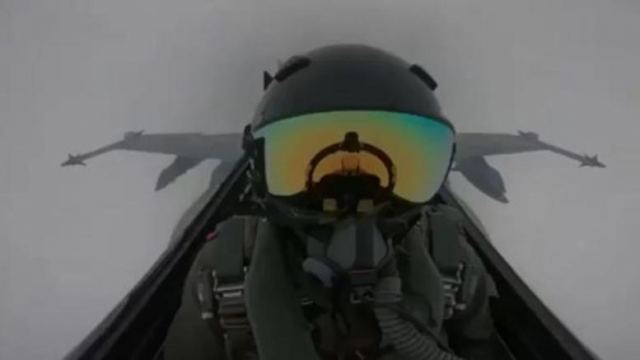 Η στιγμή που κεραυνός χτυπά μαχητικό αεροσκάφος του Κουβέιτ (βίντεο)