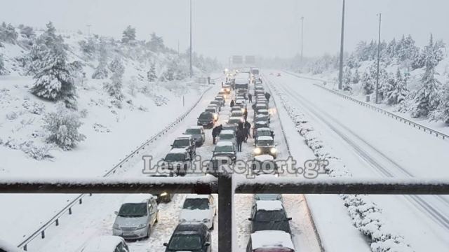 Φθιώτιδα: Εγκλωβισμένοι στο χιονιά - Ουρές χιλιομέτρων στην εθνική οδό