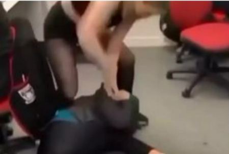 Σκωτία: Άγριος ξυλοδαρμός μαθήτριας μέσα στην τάξη – Της επιτέθηκε συμμαθήτρια της με γροθιές και κλωτσιές