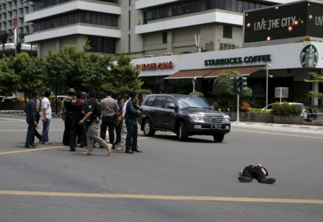 Ινδονησία: Πανικός και θάνατος στη Τζακάρτα - Επιθέσεις αυτοκτονίας και ανταλλαγή πυροβολισμών (ΦΩΤΟ, VIDEO)