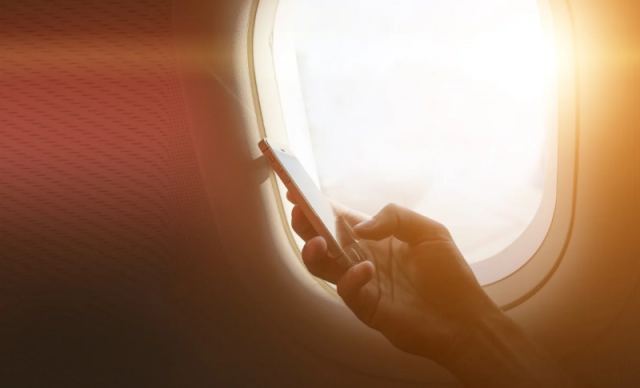 Γιατί πρέπει να έχουμε τα κινητά σε λειτουργία πτήσης στα αεροπλάνα