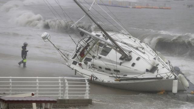 Ο τυφώνας Τάπαχ απειλεί την Ιαπωνία, εκατοντάδες πτήσεις ακυρώθηκαν