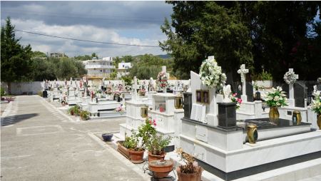 Θεσσαλονίκη: Άγριο οικογενειακό επεισόδιο σε νεκροταφείο - Άρπαξε μαρμάρινο σταυρό και χτύπησε τη νύφη του στο κεφάλι