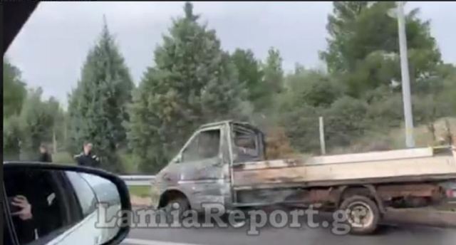 Κάηκε φορτηγάκι στην εθνική οδό - ΒΙΝΤΕΟ