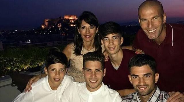 Ο Ζιντάν με τους τέσσερις γιους του και τη σύζυγό του στην Ελλάδα