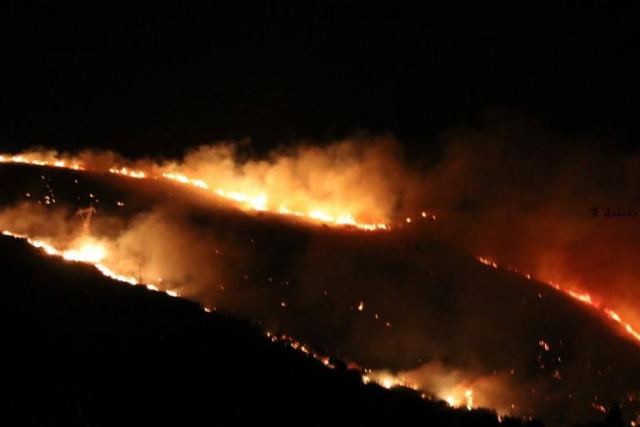 Εφιαλτική νύχτα στην Κεφαλονιά - Εκκενώνονται οικισμοί - Οι φλόγες στις αυλές των σπιτιών.