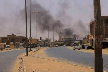 Εκατοντάδες στρατιώτες και αστυνομικοί του Σουδάν πέρασαν στο Τσαντ για να γλυτώσουν από τις μάχες