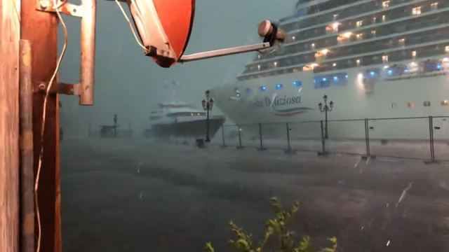Κρουαζιερόπλοιο παραλίγο να πέσει σε προβλήτα στο λιμάνι της Βενετίας - ΒΙΝΤΕΟ