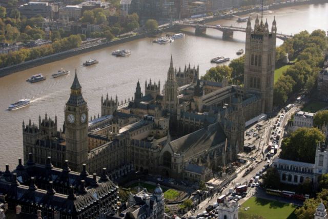 Παναγία των Παρισίων: Οι Βρετανοί «τρέμουν» ότι το Κοινοβούλιό τους θα έχει την ίδια τύχη