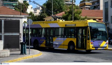 Ατύχημα στην Πανεπιστημίου με τρόλεϊ και τουριστικό λεωφορείο – Έξι τραυματίες