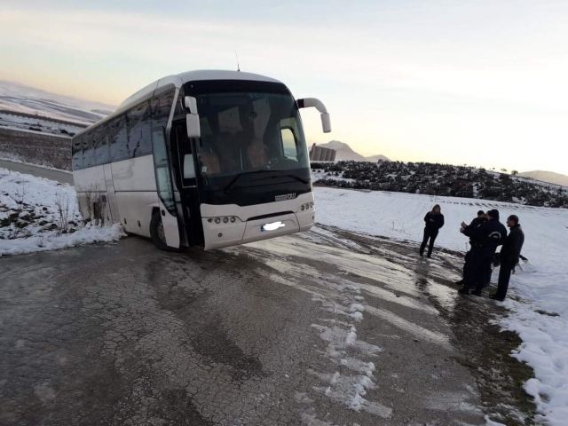 Μαθητικό λεωφορείο βγήκε εκτός δρόμου λόγω πάγου (ΦΩΤΟ)