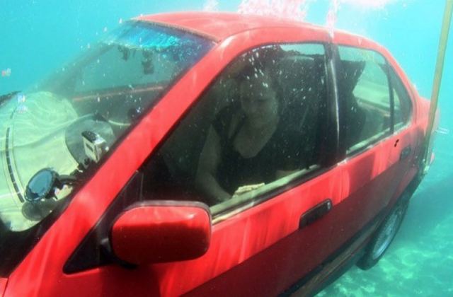 Οδηγίες: Τι πρέπει να κάνουμε αν το αυτοκίνητό μας βυθιστεί στο νερό;