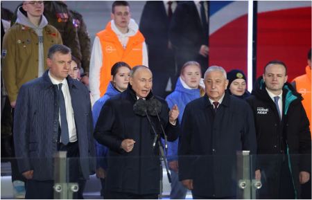 Φιέστα Πούτιν στην Κόκκινη Πλατεία - Εμφανίστηκε μαζί τους τρεις «αντιπάλους» του