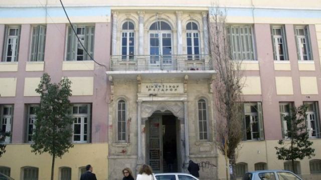 Ένταση στα Δικαστήρια Ηρακλείου - Παραλίγο να λιντσάρουν τον 48χρονο που φέρεται να ασέλγησε σε 11χρονη - BINTEO