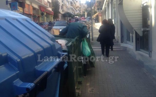 Λαμία: Ψάχνει για φαγητό στα σκουπίδια στο κέντρο της πόλης
