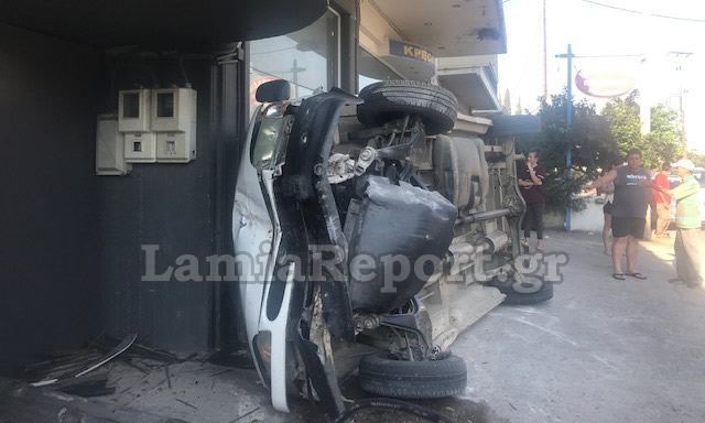 Λαμία: Ανατράπηκε βανάκι στη λεωφόρο Καλυβίων - Δείτε εικόνες