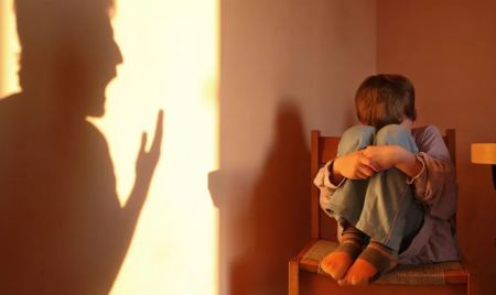 Μελέτη: Οι φωνές στα παιδιά μπορεί να είναι εξίσου επιβλαβείς με τη σεξουαλική ή σωματική κακοποίηση