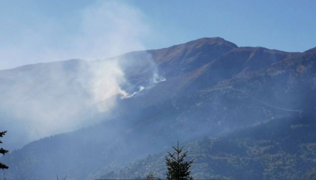 Μεγάλη πυρκαγιά στην ορεινή Καρδίτσα απειλεί δάσος (ΦΩΤΟ)