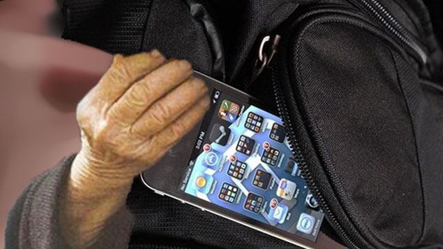 Απίστευτο! 80χρονη έκλεψε κινητό στη λαϊκή