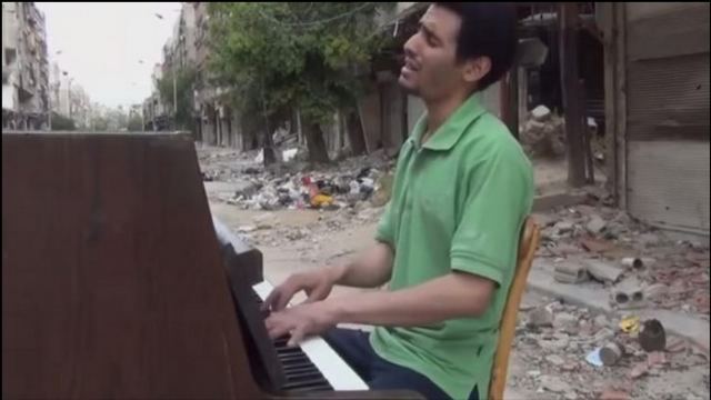 Στην Ελλάδα ο πρόσφυγας που συγκλόνισε παίζοντας πιάνο