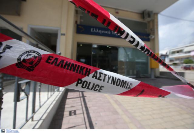Μπούκαραν με κουκούλες και καλάσνικοφ στο δημαρχείο Αχαρνών - Τρόμος για υπαλλήλους και πολίτες