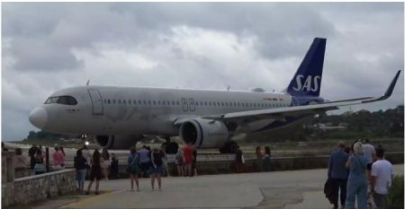 Σκιάθος: Αεροπλάνο σηκώνει στον αέρα τουρίστες στο αεροδρόμιο «Αλέξανδρος Παπαδιαμάντης»