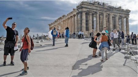 Ακρόπολη: Μπαίνει «κόφτης» στους 20.000 επισκέπτες ημερησίως - «Σκοπός μας η προστασία του μνημείου» λέει η Μενδώνη