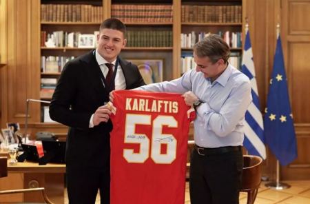 Ο Κυριάκος Μητσοτάκης συνάντησε τον Greek Freak του NFL Γιώργο Καρλαύτη