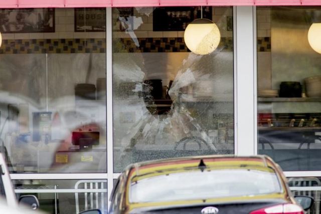 Συνελήφθη ο «γυμνός ένοπλος» που σκότωσε τέσσερις ανθρώπους σε εστιατόριο στο Τενεσί