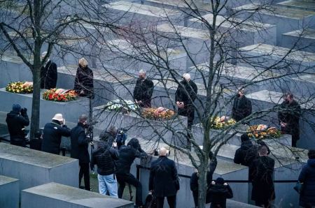 Σάλος στη Γερμανία με ακροδεξιό πολιτικό να «χορεύει» πάνω στο μνημείο του Ολοκαυτώματος
