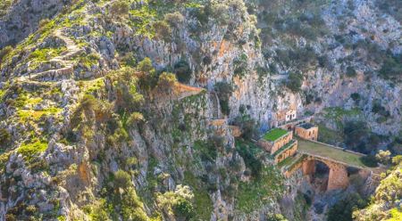 Μονή Αγίου Ιωάννη Ερημίτη: Το μοναστήρι που μοιάζει να αναδύεται από το χείλος του γκρεμού