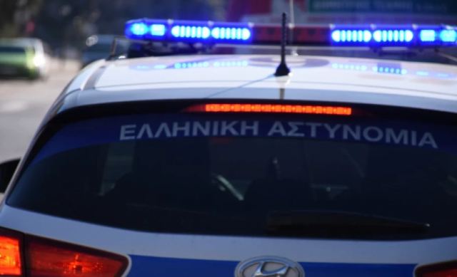 Θεσσαλονίκη: Έσπασε το πλέξιγκλας του περιπολικού και χαράκωσε δύο αστυνομικούς στον λαιμό
