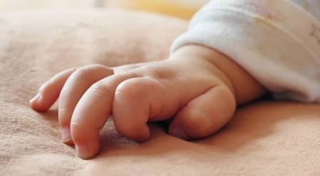 Σε διαρκή πτώση οι γεννήσεις στην Ελλάδα: Οι νεότερες γενεές δεν αναμένεται να κάνουν περισσότερα παιδιά