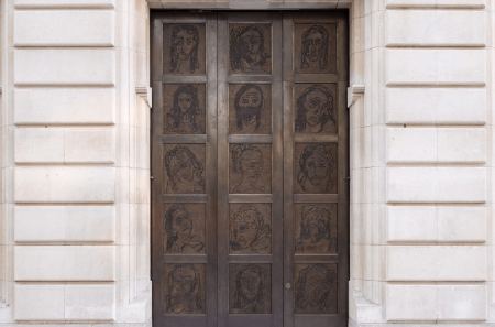Ένας ύμνος στην «κάθε γυναίκα» από έργα στις πόρτες της Εθνικής Πινακοθήκης του Λονδίνου