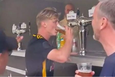 Ο πιο επικός πανηγυρισμός σε παιχνίδι στη Δανία: Ποδοσφαιριστής σκόραρε, πετάχτηκε να πιει μία μπύρα και επέστρεψε στο γήπεδο