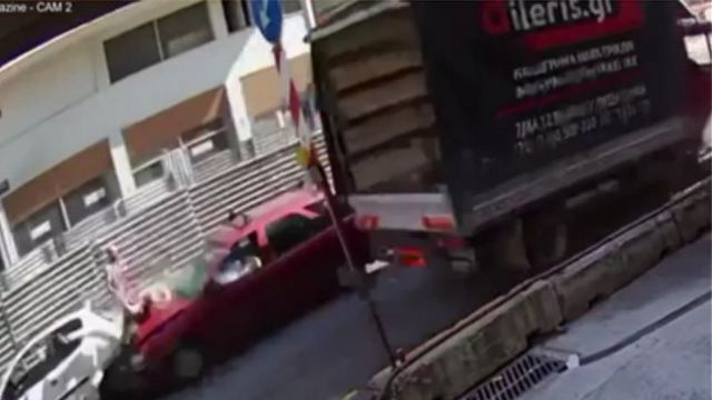 Σοκαριστικό ΒΙΝΤΕΟ: Η στιγμή που αυτοκίνητο παρασύρει γυναίκα στη Θεσσαλονίκη
