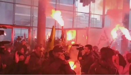 Διαδηλωτές «μπούκαραν» με πυρσούς και καπνογόνα στο Χρηματιστήριο του Παρισιού - Σκηνές χάους