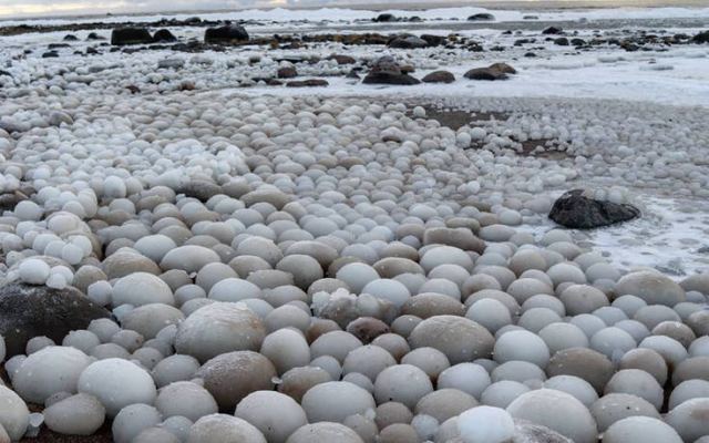 Απίστευτες εικόνες στη Φιλανδία: Παραλία γέμισε με παγωμένα «αυγά»