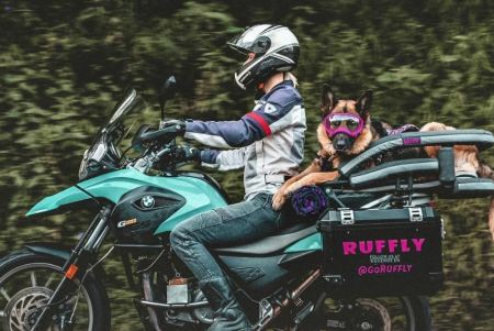 H γυναίκα που κάνει το γύρο του κόσμου με μια μοτοσικλέτα και το σκύλο της - «Ζεις την εμπειρία διπλά»