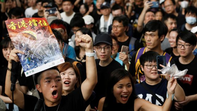 Χονγκ Κονγκ: Νεκρό το ν/σ για την έκδοση υπόπτων στην Κίνα