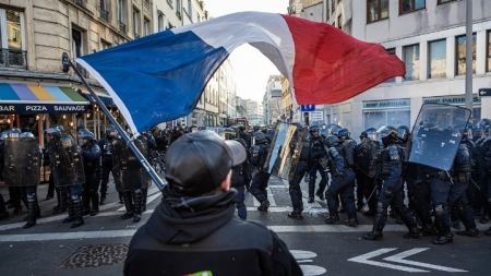 Πορείες κατά της αστυνομικής βίας σε πολλές πόλεις, και στο Παρίσι παρά την απαγόρευση